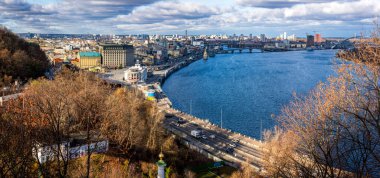 Yaya köprüsünden Podil ilçesine bak.