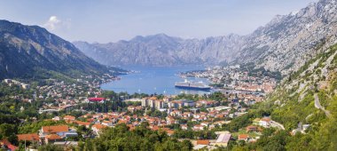 Yukarıdan yolcu gemisiyle Kotor Körfezi 'ne bak.