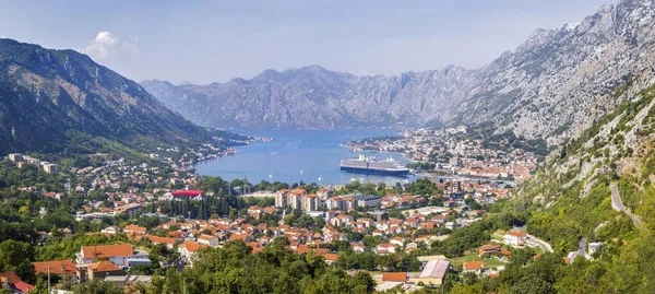 Yukarıdan yolcu gemisiyle Kotor Körfezi 'ne bak.