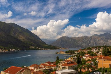 Karadağ 'ın Boka Kotorska Körfezi ve Kotor kasabasına yukarıdan bak.