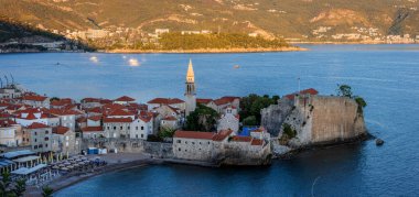 Eski Budvas kasabası eşsiz bir mimari ve kentsel varlıktır. Antik çağlarda bile bir konaklama yeri olarak bahsedilir.
