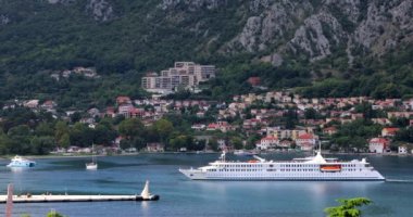 Gezici gemiler şehir merkezinden 90 metre uzaklıktaki Kotor rıhtımına yanaşıyor ve UNESCO 'nun eski kasabasına giren üç geçitten biri..