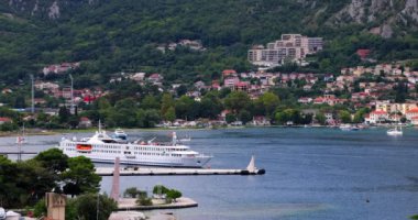 Gezici gemiler şehir merkezinden 90 metre uzaklıktaki Kotor rıhtımına yanaşıyor ve UNESCO 'nun eski kasabasına giren üç geçitten biri..