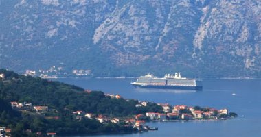 Gezici gemiler şehir merkezinden 90 metre uzaklıktaki Kotor rıhtımına yanaşıyor ve UNESCO 'nun eski kasabasına giren üç geçitten biri..