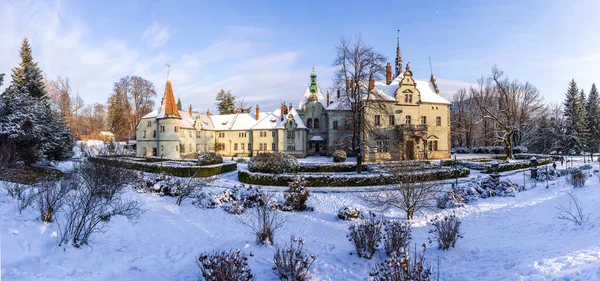 冬の素晴らしいロマンチックなスタイルのシェンボーン城 — ストック写真