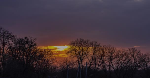 Gün Batımında Karanlık Gökyüzünde Güneş Işıldar Zaman Süreleri — Stok video