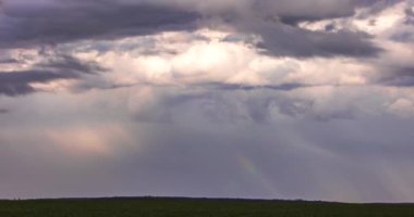 Gökkuşağı ve bulutlarla dolu gökyüzü. Arka plan güzel bulutlu bir hava ve mavi bir gökyüzü..