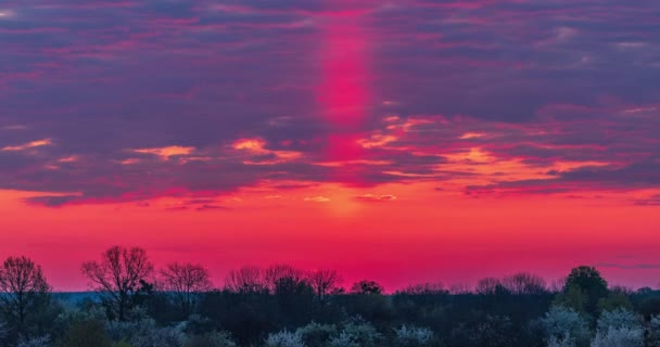 Solen Stiger Från Horisonten Mot Bakgrunden Färgglada Moln Himlen Tiden — Stockvideo