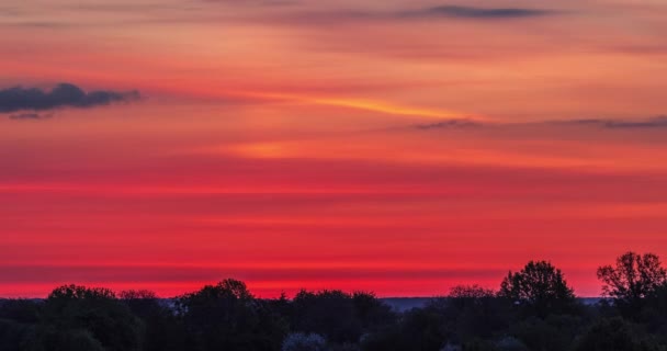 Zon Komt Van Horizon Tegen Achtergrond Van Kleurrijke Wolken Aan — Stockvideo