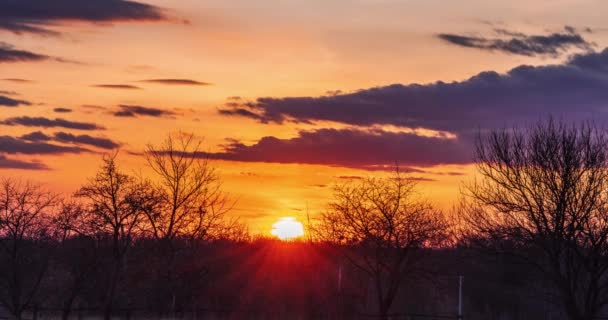Huge Bright Sun Red Glow Sets Clouds Horizon Sunset Time — Vídeo de stock