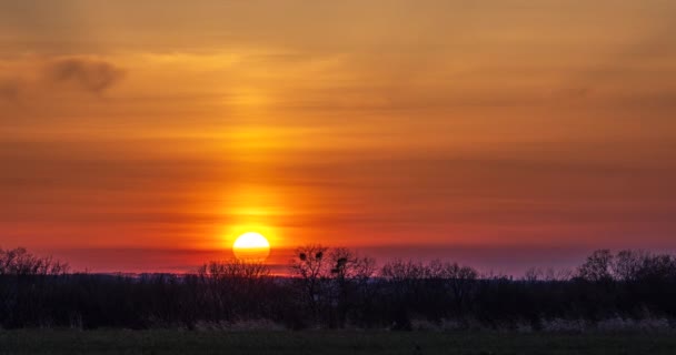 Huge Bright Sun Red Glow Sets Clouds Horizon Sunset Time — Vídeo de stock
