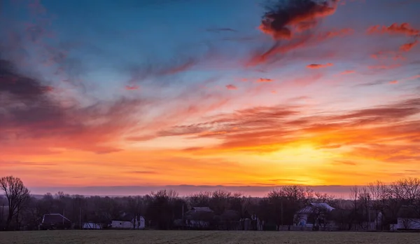 Солнце Встает Горизонта Фоне Разноцветных Облаков Небе — стоковое фото
