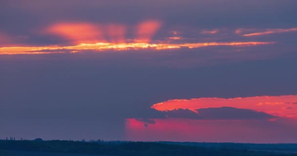 Величезне Яскраве Сонце Червоному Світінні Встановлюється Через Хмари Горизонті Проміжку — стокове відео