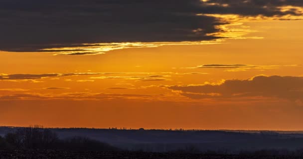 Enorme Sol Brillante Resplandor Rojo Pone Través Las Nubes Horizonte — Vídeos de Stock