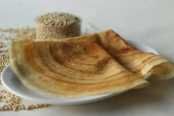 高粱煎饼用全麦高粱和林肯酒制成的脆薄饼 俗称Jowar Dosa 在白色背景下开枪 — 图库照片