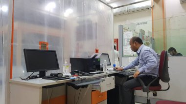 Mumbai, Maharashtra, Hindistan, 20 Ağustos 2021: Banka kontaminasyondan kaçınmak için yapılan yoğun tecrit sonrasında yeniden açıldı. Baroda Mumbai Bankası şubesi.
