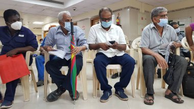 Mumbai, Maharashtra, Hindistan, 10 Temmuz 2021: Mumbai Hastanesi 'nde aşı için sırada bekleyen yaşlı vatandaşlar. Godrej Memorial Hastanesi