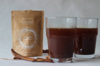 Mumbai, Maharashtra, Hindistan, 13 Kasım 2021: Kashmiri Kawa chai veya Kewa Kaashi wellness, Kashmir Vadisi 'nde bulunan bir aromatik çay türüdür.