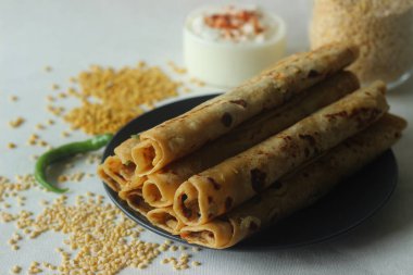 Daal paratha. Mercimek ve baharatlı Hint ekmeği. Hint paratha 'sının protein zengini versiyonu. Beyaz arkaplanda çekilen