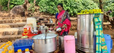 Mahabaleshwar, Maharashtra, Hindistan, 20 Aralık 2021: Elphinstone Point, Mahabaleshwar Sohbet Masala ile yapılan limon suyu ve abur cubur satan sokak satıcısı.