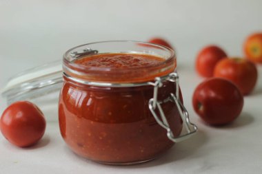 Ev yapımı domates sosu, cam kavanozdaki kapaklı kırmızı sos olarak da bilinir. İtalyan otları ve baharatlarıyla domates pişirmek için hazırlandı.