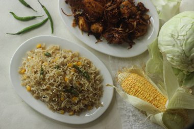 Kabak mısırlı pilav. Sotelenmiş lahana ve sarımsaklı mısır aromalı lezzetli bir pirinç yemeği. Kerala usulü pişirilmiş tavuk rostosuyla servis edilen hızlı bir yemek seçeneği. Taze lahana ve mısırla vurulmuş.