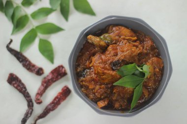 Tavuk sosu. Kerala usulü soğan, domates ve baharatla hazırlanmış yarı kuru tavuk sosu. Beyaz arkaplanda çekilen