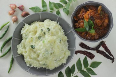 Yeşil biberli ezilmiş tapyoka ve tavuk soslu arpacık soğanı. Kerala 'nın popüler yemeği Kappa vevichathu ve Kozhi körisi olarak bilinir. Beyaz arkaplanda çekilen