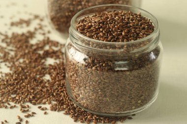 Kızarmış Flax Seeds. Keten tohumu, sayısız sağlık faydaları nedeniyle bir süper gıda olarak kabul edilir. Bu tohumlar yüksek miktarda lif, antioksidan ve omega içeriyor. Beyaz arkaplanda çekilen