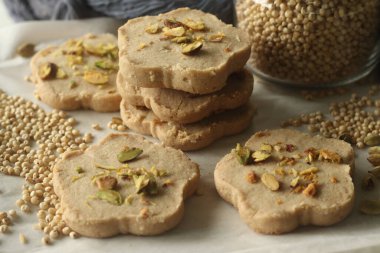 Sorghum ghee kurabiyeleri. Şam fıstığıyla süslenmiş sorgum unlu Ghee kurabiyeleri. Namı diğer Nankhatai. Hindistan 'ın Kuzey Hindistan' ında popüler olan Hindistan 'ın altkıtasından gelen bisküvi..