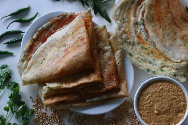 Jowar Dosa. Jowar unundan yapılmış lezzetli bir krep. Jowar unu, soğan, kimyon tohumları, zencefil, yeşil biber ve kişniş yapraklarından yapılmış, baharatlı hindistan cevizi sosuyla servis edilen çıtır çıtır ve çıtır bir dosa.