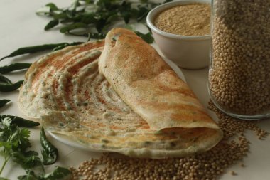 Jowar Dosa. Jowar unundan yapılmış lezzetli bir krep. Jowar unu, soğan, kimyon tohumları, zencefil, yeşil biber ve kişniş yapraklarından yapılmış, baharatlı hindistan cevizi sosuyla servis edilen çıtır çıtır ve çıtır bir dosa.