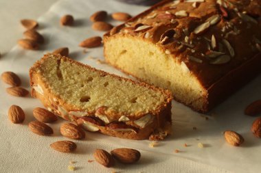 Ghee kek dilimi. Vanilya aromalı, bademli kahve pastası. Bir fincan kahve için mükemmel bir eşlikçi. Beyaz arkaplanda çekilen