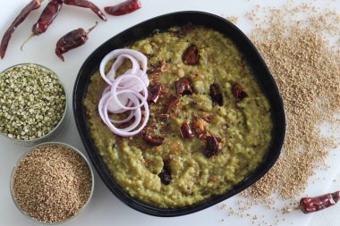 Kodo darı ve mung fasulyesi mercimeği ile bir demlik. Hindistan 'da kodo darı khichdi olarak bilinir. Beyaz arkaplanda çekilen.