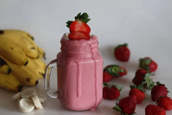 Smoothie Feito Morangos Frescos Banana Leite Amêndoa Servido Pote Pedreiro — Fotografia de Stock