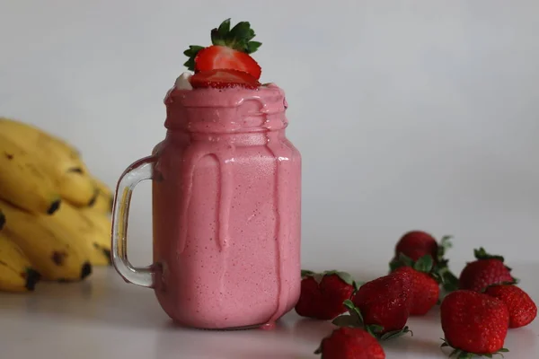 Smoothie Hecho Fresas Frescas Plátano Leche Almendras Servido Tarro Albañil — Foto de Stock