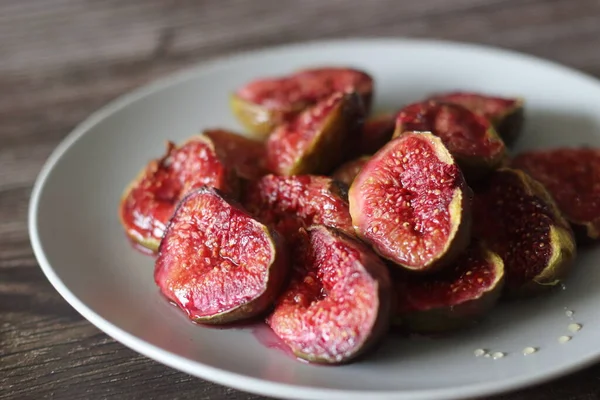 Ristede Fig Halvdele Serveret Med Støvregn Honning Ristning Sker Ved - Stock-foto