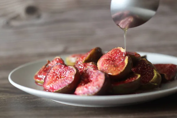 Ristede Fig Halvdele Serveret Med Støvregn Honning Ristning Sker Ved - Stock-foto