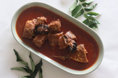 Kerala usulü kırmızı biber ve Malabar demirhindi ile hazırlanmış uskumru. Beyaz arkaplanda çekilen.