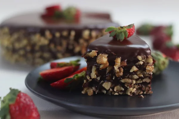 Çikolatalı Pasta Dilimi Çikolatalı Kek Çikolatalı Ganache Cevizli Taze Çilekli — Stok fotoğraf