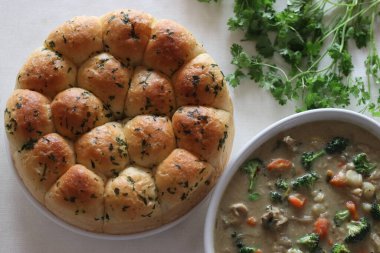 Haşlanmış tavuk ve sebzeli börek. Fırından taze taze çıkmış, tereyağlı ve kerala usulü pişirilmiş tavukla servis edilen ev yapımı altın sarısı yemek ruloları..