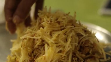 Yemek hazırlamak için elinle rendelenmiş elmayı karıştırma hareketi.