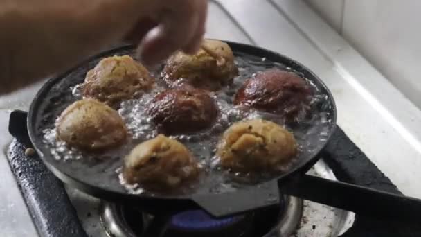 使用Unni Appam盘制作Unni Appam 松饼或米片是喀拉拉拉邦的传统小吃 用米粉 烤椰子制成 椰子油做的 — 图库视频影像