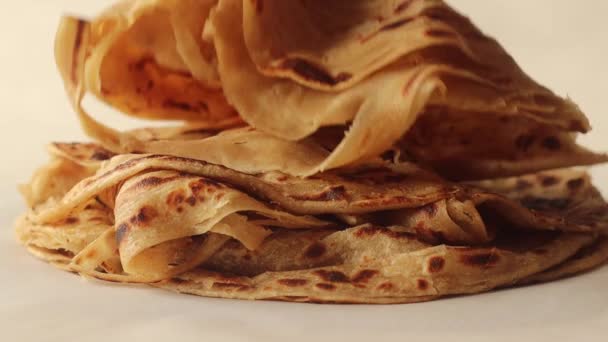 접시에 놓는다 Parotta Maida Atta 빵으로 팬케이크 Flaky Ribbon Pancake — 비디오