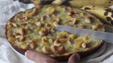 Kaipola ya da Plantain Pola 'yı dilimleyip servis etmek. Bu otantik Kuzey Kerala Malabar aperatifi fırın kullanmadan pişirilmiş. Plantain ve Egg bu yemeğin ana malzemeleridir. 
