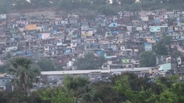 Mumbai, Hindistan, 16 Mart 2022: Hindistan, Powai yakınlarındaki bir Mumbai banliyösü olan Vikhroli 'de gecekondu mahallesi. Çok fakir insanların yaşadığı pis ve aşırı kalabalık bir şehir alanı.