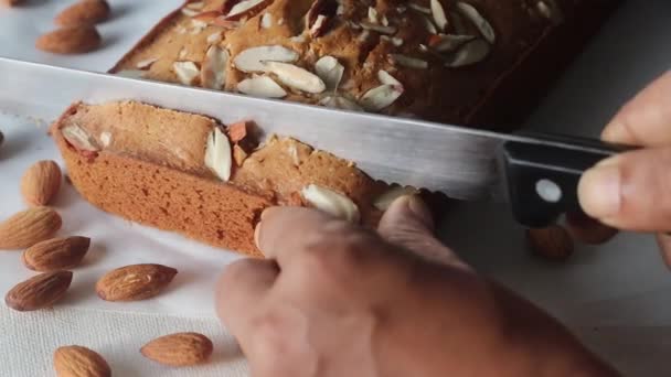Snijd Ghee Cake Voor Het Serveren Als Avondsnack Vanille Gearomatiseerde — Stockvideo