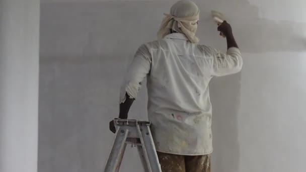 2022年3月16日インド ムンバイ壁画制作 筆で白い色で壁を描く労働者 — ストック動画