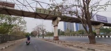Mumbai, Hindistan, 16 Mart 2022 Godrej platin apartmanları. Doğu ekspres otobanından görüntü, Vikhroly, Mumbai