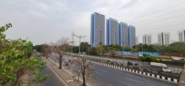 Mumbai, Maharashtra, Hindistan, Nisan 04 2022: Godrej platin, Vikhroli kasabasındaki Godrej grubunun lüks apartman kompleksi. Doğu ekspres otobanından görüntü